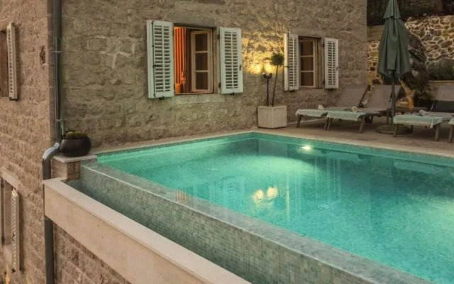 Luxury Pool Villa Feliz