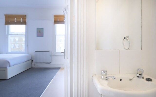 Cosy Studio In West London Fits 2