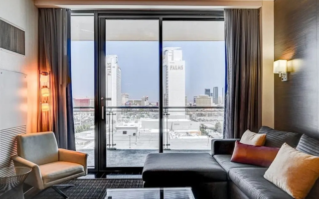 Amazing Modern Strip Views Palms Studio 21306