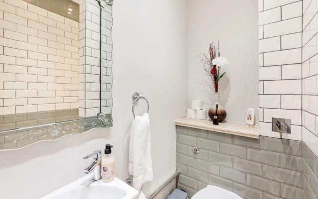 Modern 2 bed Flat, West Kensington, Sleeps 4