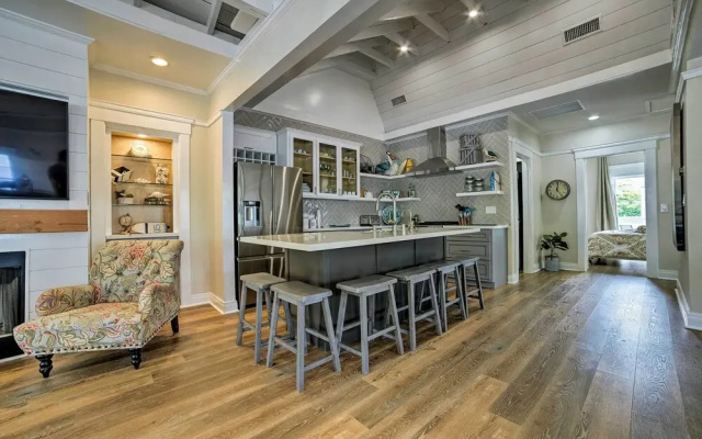 Charming Renovated Avalon Townhome, Walk to Beach!