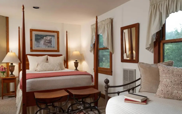 Fort Lewis Lodge