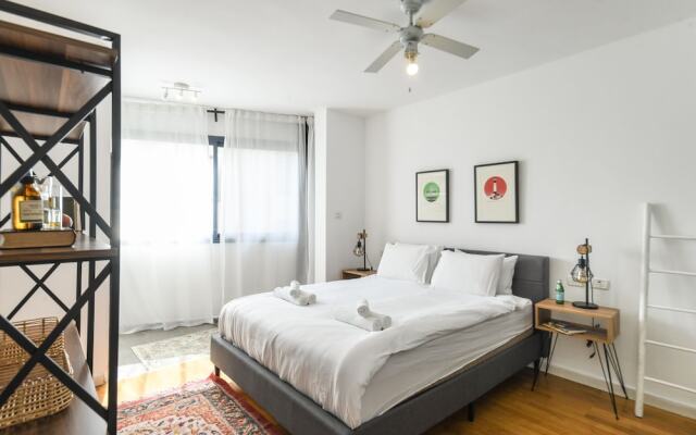 Stylish 3-BR Apt w Balcony and Parking