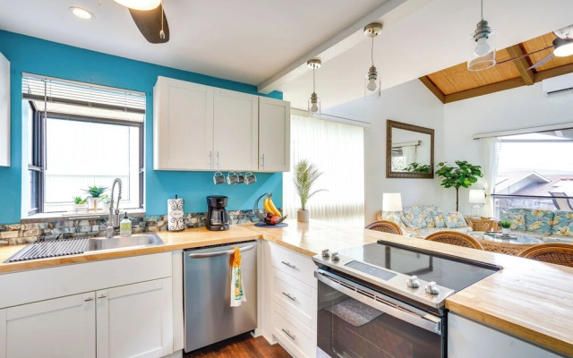 Downtown Kailua-kona Condo w/ Pool & Views