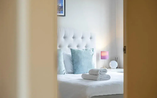 Peaceful Putney Apartment by Underthedoormat