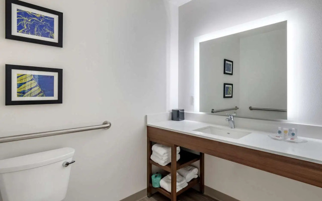 Comfort Suites Grandview - Kansas City