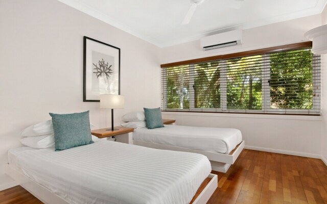 Poolside Apt Absolute Beachfront Resort