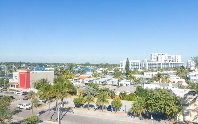 682 Hollywood Beach City View