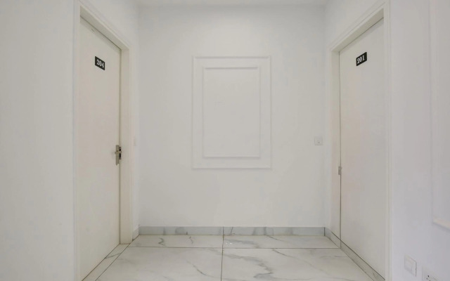 OYO Flagship 80590 Sky White House