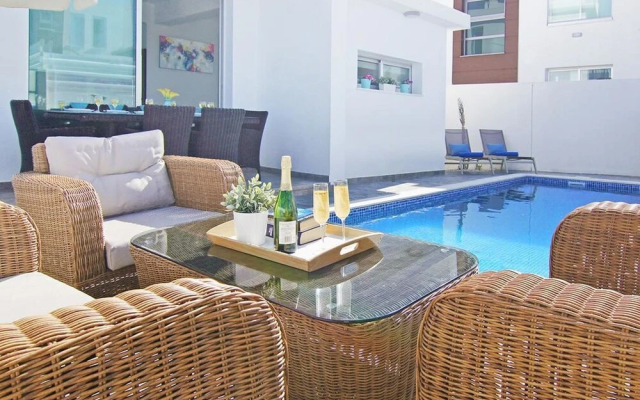 Caren Paralimni in Paralimni