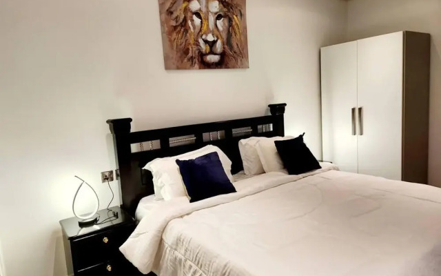 Elegant & Luxury Gem-5 Star Location -pools, Gym!