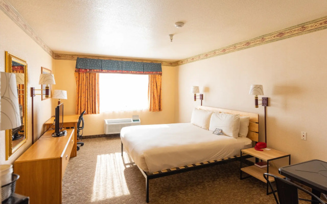 The Redwood Riverwalk, A Boutique Hotel