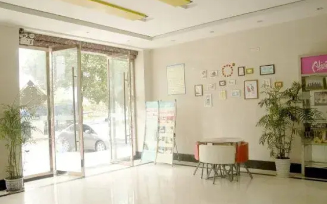 Aiqinghai Hotel