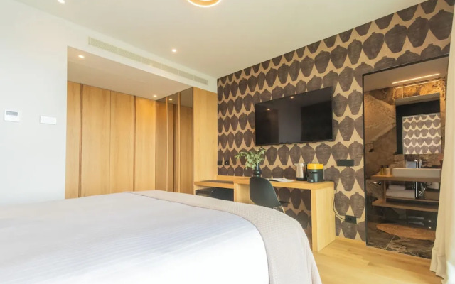 Pureview Luxury Suites, with breakfast & pool