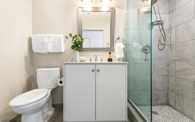 Elegant Studio Near French Quarter