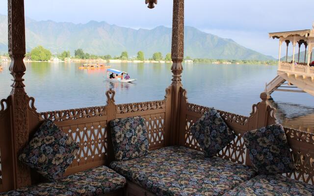 Wangnoo Houseboats