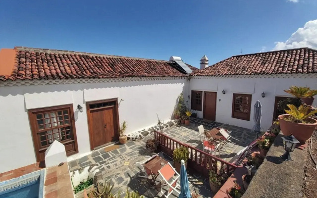 Villa-sleeps4-parking-garden-pool-nearairport
