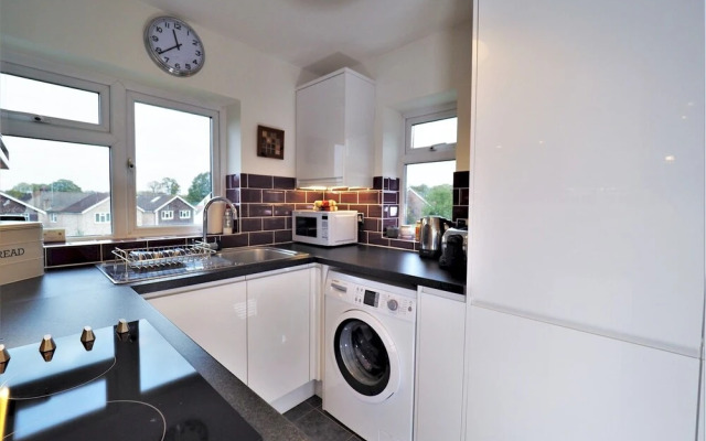 Quiet APT Sleeps 4-6 Central Windsor With Parking