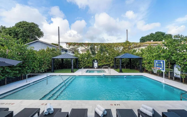 Lux Retreat By Renzzi