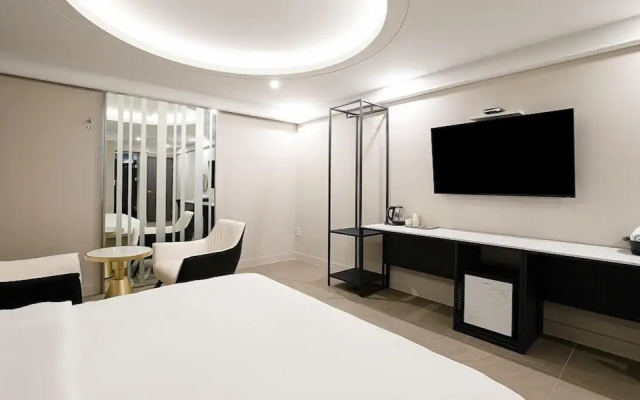 Hotel The One