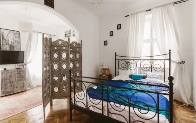 BPM - Beautiful Real Home In the Center