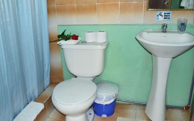 Colonial House Inn - Hostel