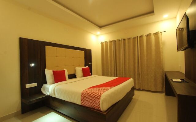Oyo 26193 Hotel Maple Suites