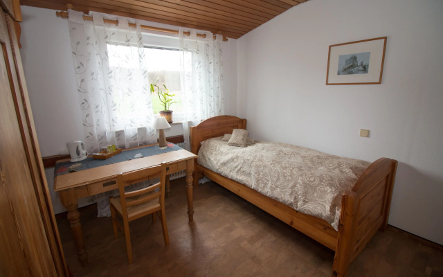 Landhaus vor Burg Eltz