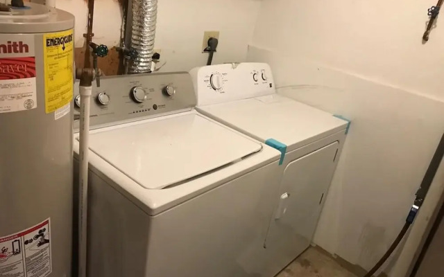 Room in House - Executive Private Room w Bath Near Shopping