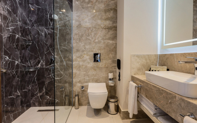 Serenity Queen Hotel