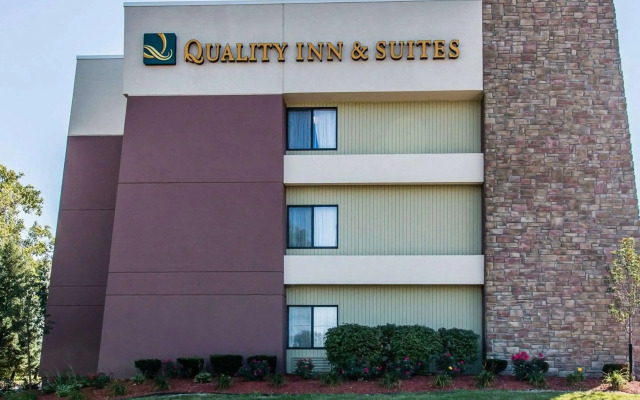 Quality Inn & Suites Warren - Detroit