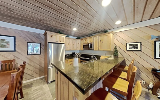 One Bedrooms At Snowbird Condos Slopeside - Free Wifi & Assigned Parking!