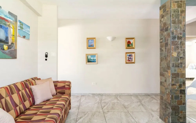 Beachside Near Airport Near Golf Course