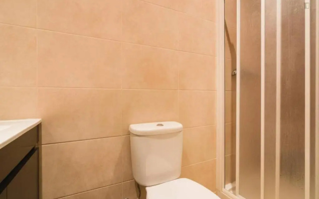 Sunny Terrace Apt, Close to Downtown! 2 Bedroom Flat