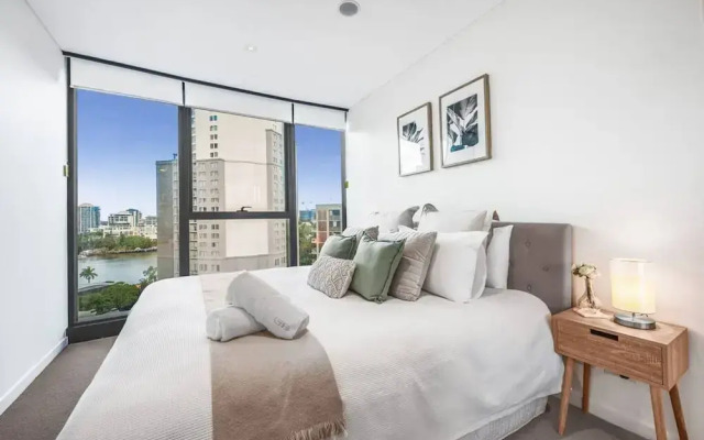 2BR Luxury Skytower Views CBD Pool Gym Netflix