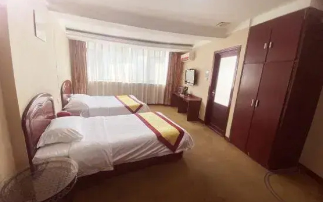 Huifeng Business Hotel (Lingyuan Yipzu)