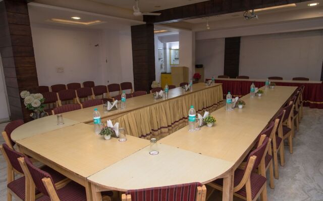 OYO 10323 Hotel Gorbandh
