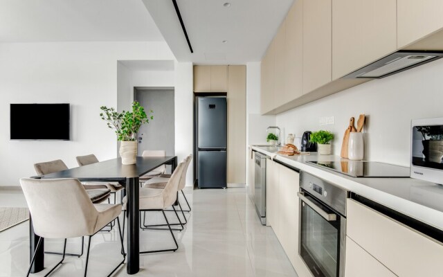 Sanders Premier - Lovely 2 bdr apt With Balcony