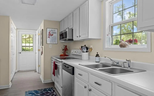 High Tider 3 Bedroom Home by RedAwning