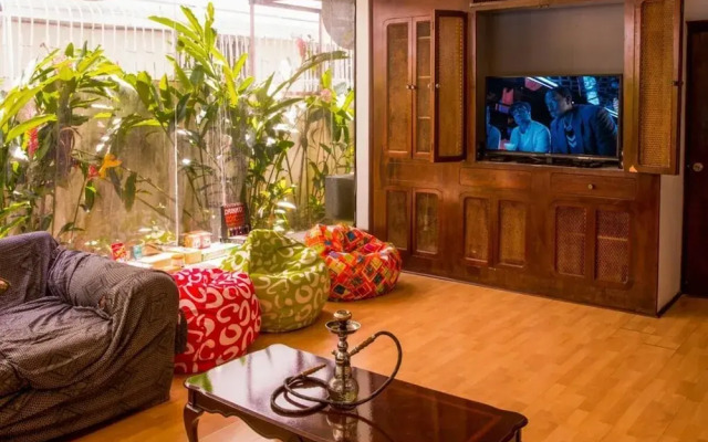 Los Mostros Hostel