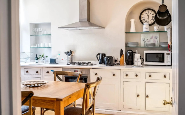 Cozy and Spacious Kensington Maisonette