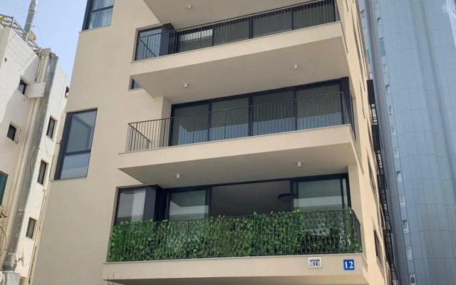 Spacious & Design 2BDR W/ balcony and parking