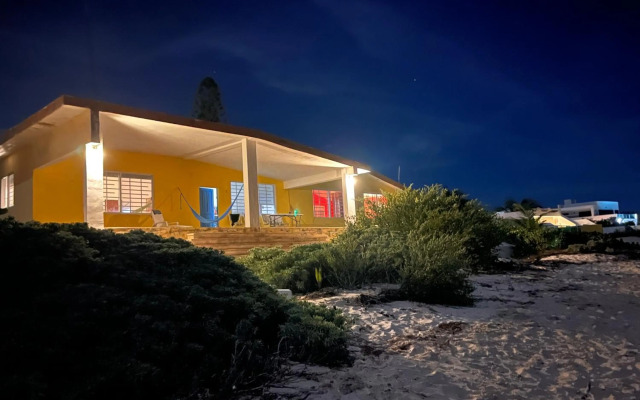 La Casa Amarilla Frente al Mar