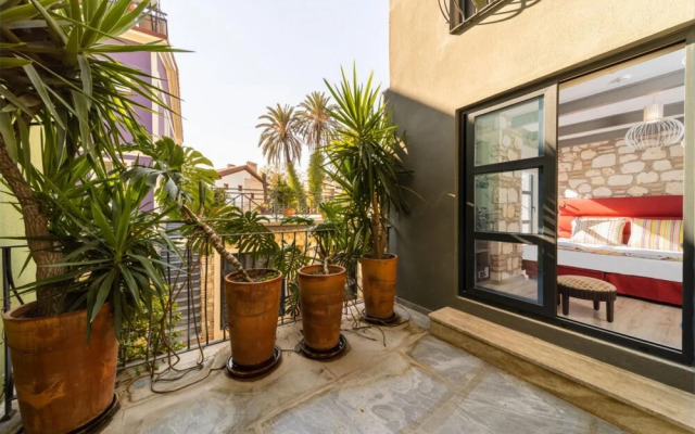 Pleasant Hotel Room Near Hadrian s Gate