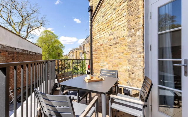 Bright & Elegant Chelsea Getaway: Private Balcony!