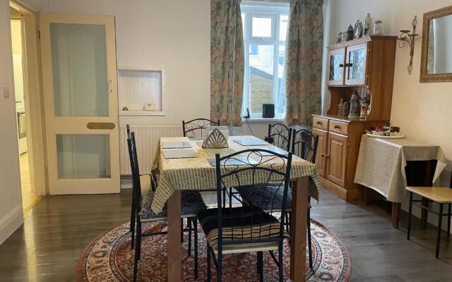 Renovated 4-bed Home - Sleeps 9 - Parking - Spa