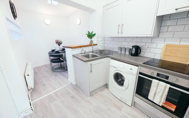 NEW Sleek and Chic 1BD Brighton Flat - Sleeps 3