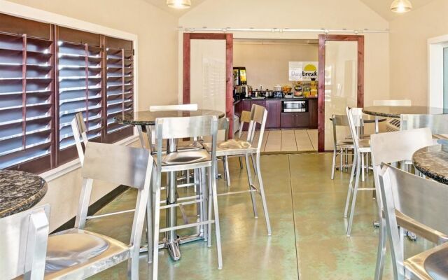 Days Inn and Suites by Wyndham Greeley