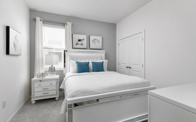 Stunning House With Private Pool