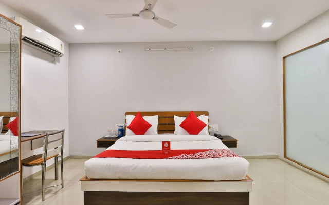 OYO 13776 Hotel Grand Sahara